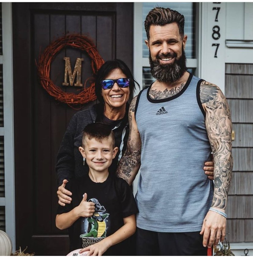 Ryan Masales con su esposa, Estelize, y su hijo